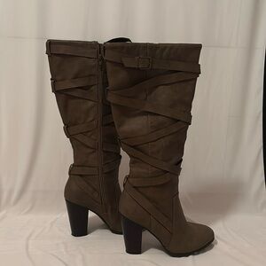 Brown 
size:11 
4” heels